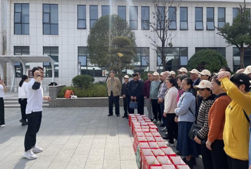 卓牧羊奶红色公益行：守护中老年健康
